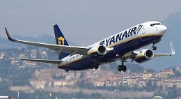 Ritardo volo Ryanair, passeggero protesta: «Non potrò votare»