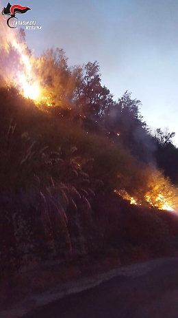 Patti, appiccava incendi boschivi spostandosi su un camion: arrestato piromane