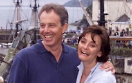 L'ex premier britannico Tony Blair in vacanza alle Isole Eolie