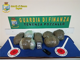 Tra Vittoria e Pozzallo la Gdf sequestra 5 kg di droga: tre arresti