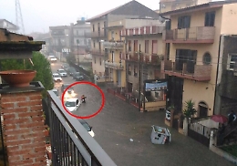 Catania, si allaga strada a San Giorgio: mamma e figlie salvate dall'auto sommersa