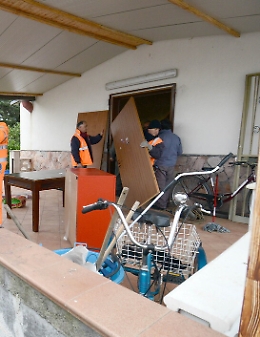 Le ruspe tornano nell'Oasi del Simento: le foto della demolizione della villetta fuorilegge