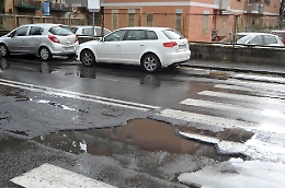 La pioggia allaga le strade "groviera" a Catania