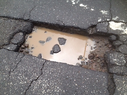 Giarre, strade piene di buche: un pericolo per i cittadini