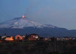 L'Etna dà spettacolo ma aumentano i divieti di accesso alle zone sommitali