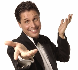 Raul Cremona, al Garibaldi di Enna l'illusionista della risata