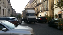 Catania: Ztl? Sì, per i pedoni. La via Teatro Massimo invasa dai mezzi