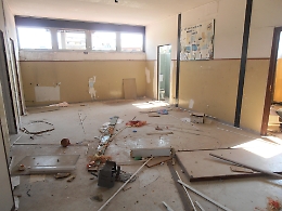 Ex scuola "Capponi" a Picanello in totale stato di abbandono