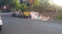 E' primavera! In via Chisari "fioriscono" i rifiuti