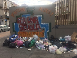 Catania, esterno scuola "Vespucci" sommerso da spazzatura