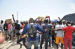 Migranti del Cara di Mineo bloccano la Catania Gela