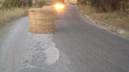 Balle di fieno in curva a Montedoro: roba da pazzi!