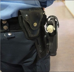 Assalto a furgone carico di tabacchi, ferito metronotte