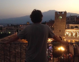 Pieraccioni al balcone ammira il vulcano e commenta: “L’Etna fuma, ma meno di Ceccarini”