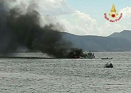 Barca in fiamme al largo di Palermo: salvati 5 diportisti