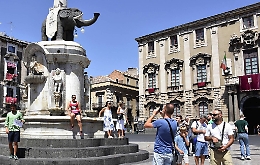 Catania, il Ferragosto in città è dei turisti: le foto
