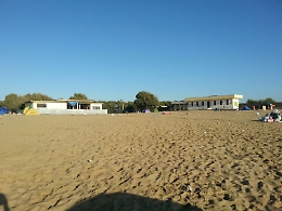 Catania, ecco lo schifo della spiaggia libera n.3: e si paga pure il parcheggio