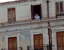 Credono di vedere Papa affacciato da Palazzo Bordonaro, ma era una sagoma