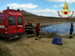 Scivola in un invaso a bordo di un mezzo meccanico: morto 70enne