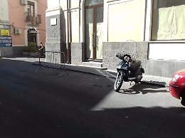 "Parcheggi vietati": soluzioni bizzarre a Catania