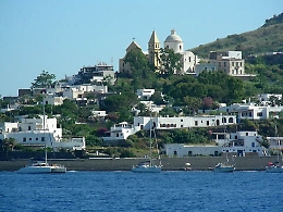 Stromboli, affonda una barca a vela, salvati i dodici a bordo