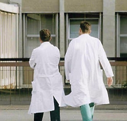 «Morto per colpa dei turni massacranti», famiglia chiede due milioni