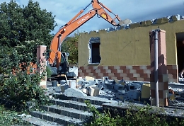Ruspe in azione ad Adrano per abbattere villetta abusiva