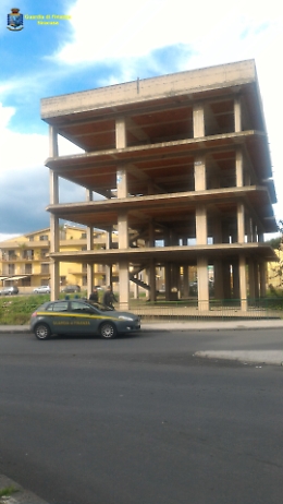 Lentini, sassi contro le auto da un palazzo in costruzione: denunciati tre ragazzini