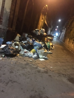 Catania, via Tezzano: una discarica in pieno centro storico
