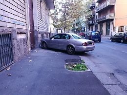 Parcheggio selvaggio in via Lago di Nicito a Catania: e sul marciapiede non passa nessuno