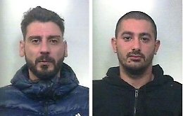 Nicolosi, svaligiano una villa e i carabinieri li sorprendono mentre si spartiscono il bottino