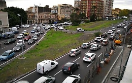 I catanesi perdono nel traffico 100 ore all'anno. Ma c'è chi sta peggio