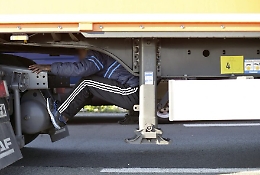 Lampedusa, migranti tentano fuga nascosti in camion dei rifiuti