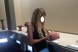 Selfie con reperti in mano, direttrice museo: "Pochi custodi, difficile controllare"