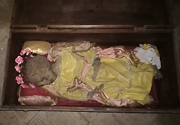 Il giallo della bimba nel baule ritrovata a Palermo: non è una mummia