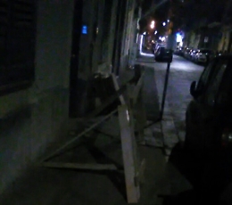 Transenna piena di chiodi abbandonata in via Aloi a Catania