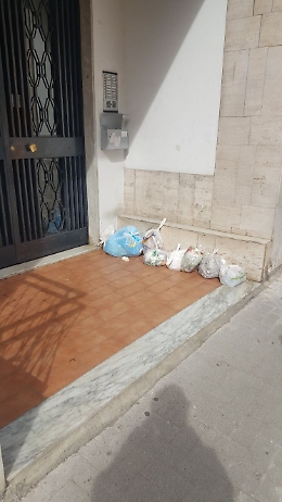 Catania, discarica a cielo aperto in via Scandurra