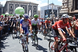 Catania, è il giorno del Giro d'Italia: e la città si ferma tra divieti e tifo in strada
