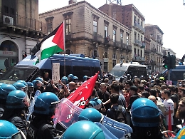 Giro d'Italia, a Catania protesta contro la partenza da Israele: tensione con la polizia