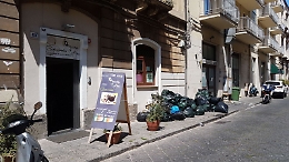 A Catania i rifiuti non raccolti davanti alla mia gastronomia: come faccio a lavorare così?