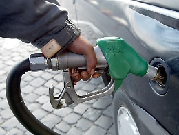 La benzina torna a salire: senza taglio 30 cent è record