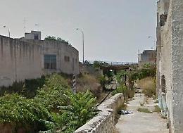 Marsala, si getta sotto un treno, macchinista se ne accorge e frena