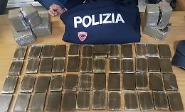 Frigorifero della droga: 637 kg di hashish sequestrati, madre e due figli arrestati dalla polizia