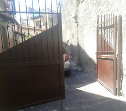 Catania, in via della Consolazione cancello abusivo ancora al suo posto