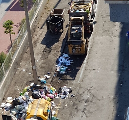 Catania, i residenti di via Mascagni stufi dei cumuli di rifiuti lasciati da chi non fa la differenziata