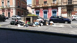Catania, rifiuti in piazza Respighi: colpa di chi fa la raccolta ma anche di alcuni cittadini incivili