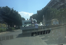 Catania, scarico di spazzatura senza ritegno in viale Africa in pieno giorno