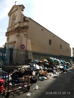 Catania, la chiesa di S. Geatano alle Grotte sommersa dalla spazzatura