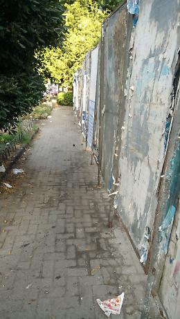 Catania, piazza Due Giugno: sporcizia e degrado