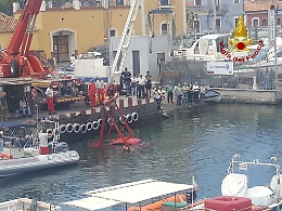 Catania, auto Enjoy recuperata in mare nel porticciolo di Ognina